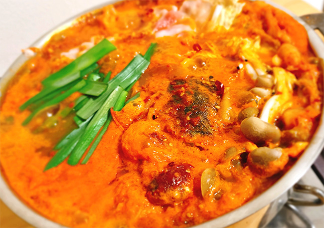 ワタリガニ(ケジャン)を丸ごと一匹使用した韓国鍋
